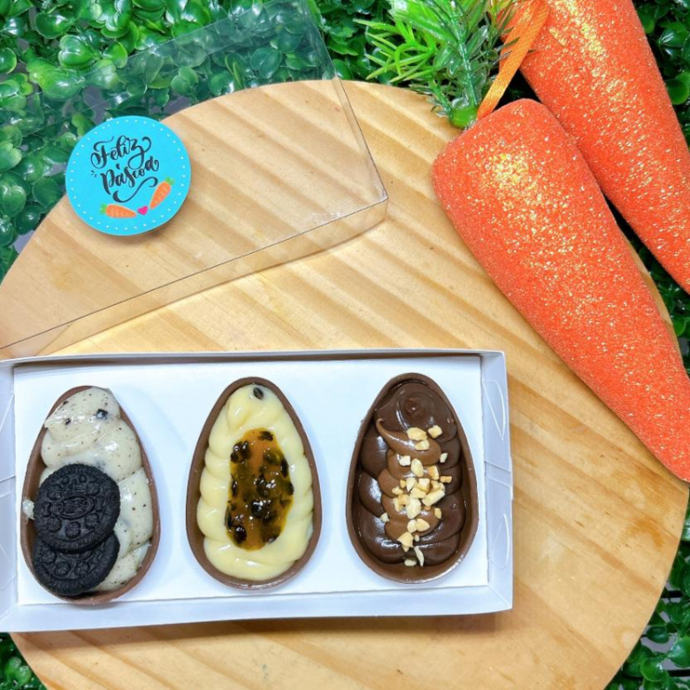 Aquele tamanho perfeito para quando a vontade de um doce especial bate forte! ✨ Nossos mini ovos de colher unem a cremosidade do recheio com a crocância do chocolate na medida exata para adoçar o seu dia. Sabores do Trio: - Oreo - Ferrero Rocher - Maracujá