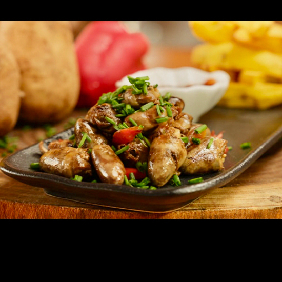 Aquele gostinho de espetinho de churrascaria, agora no seu almoço! Corações de frango limpos e marinados em tempero artesanal (150g), grelhados no ponto certo para manter a suculência. Servido com arroz branco soltinho (150g), feijão carioca cremoso com bacon e calabresa (150g) e salada sazonal refrescante (100g). Entregue com carinho na nossa embalagem com divisórias. Peso médio de 600 gramas