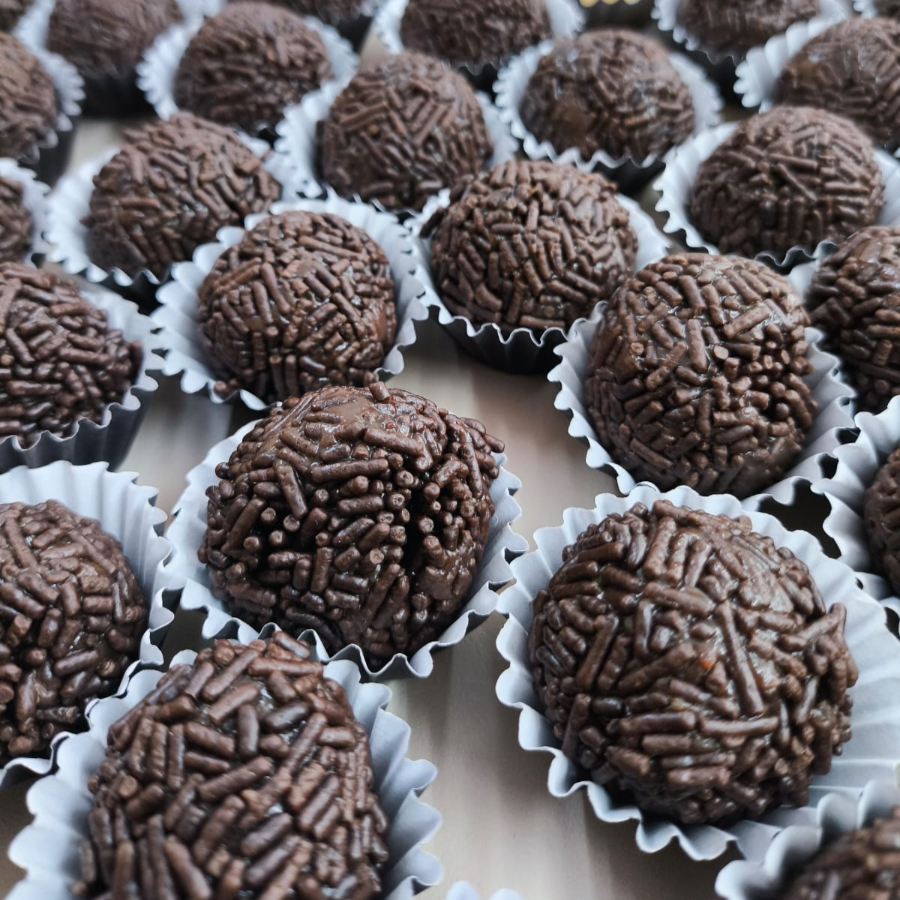 Delicioso brigadeiro caseiro feito com leite moça original, creme de leite, cacau e manteiga.