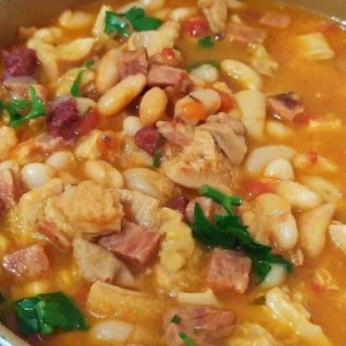 Dobradinha com feijão branco, linguiça Toscana,batata,cenoura e lombo
