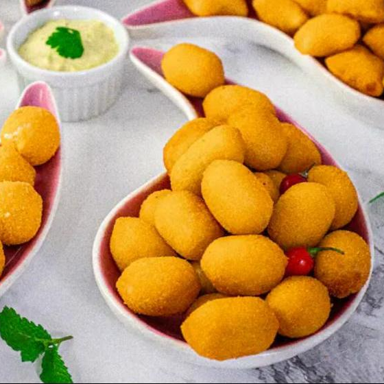 100 mini coxinha 12g crocante ,quentinha e um delicioso molho de alho caseiro