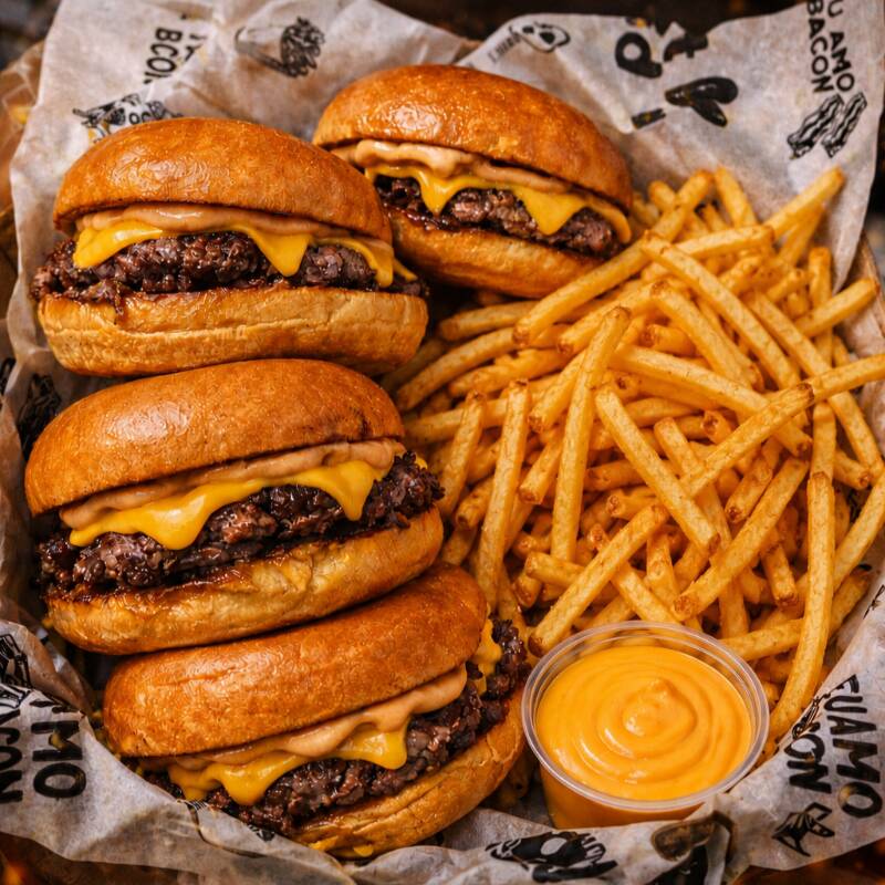 ATENÇÃO: PARA UMA MAIOR AGILIDADE, ESTAMOS ENVIANDO NO SACO KRAFT.******NÃO RECEBA PEDIDO VIOLADO!*******
SÃO 4 SMASH BURGERS COM A CARNE DEFUMADA DE 80G, MAIONESE QUE VICIA,, MOLHO CHEDDAR NO PÃO BRIOCHE 9 CM. ACOMPANHA BATATA FRITA E MOLHO CHEDDAR.