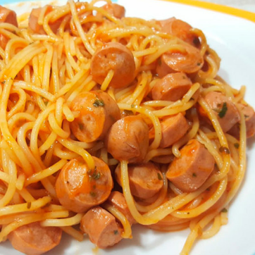 Spaguetti rojo con salchicha