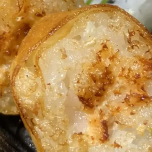 Arroz e pasta de salmão do chefe, envoltos na massa de harumaki e fritos