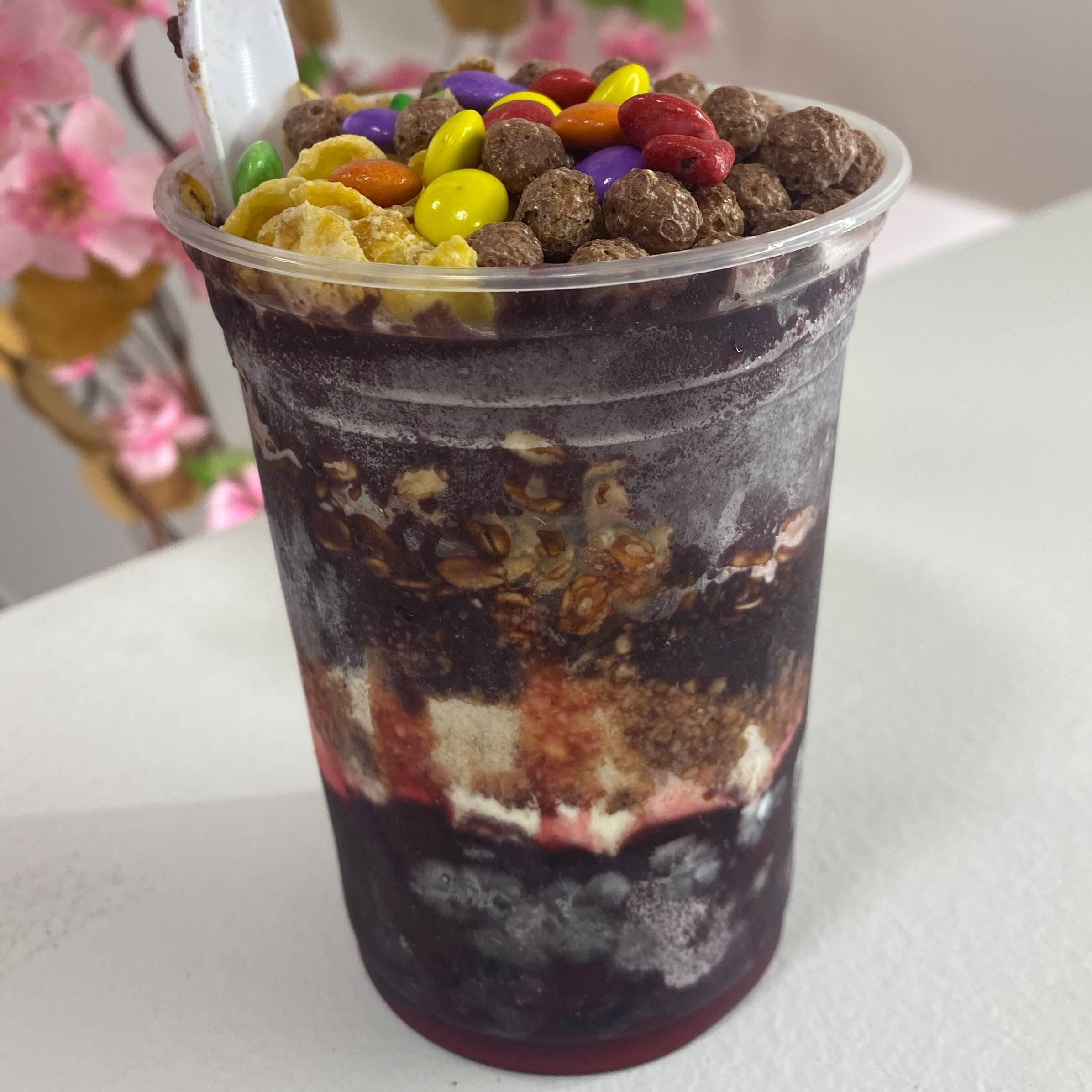 Calda de chocolate, paçoca, amendoim, leite em pó e jujuba.