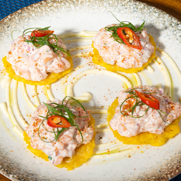 Com tartar cremoso de salmão apimentado 4 un.