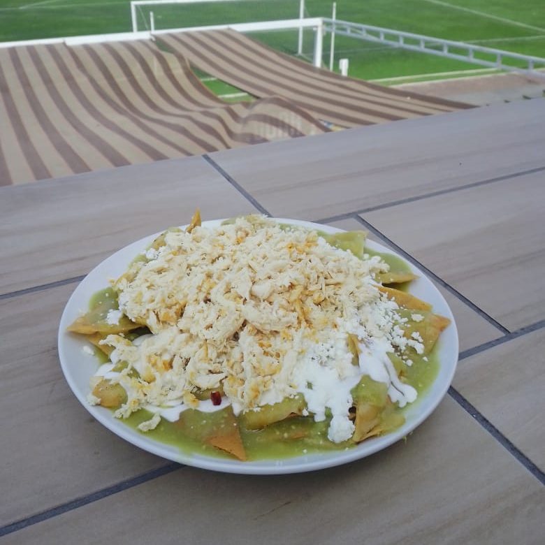 Chilaquiles con pollo ó bistec ó huevo