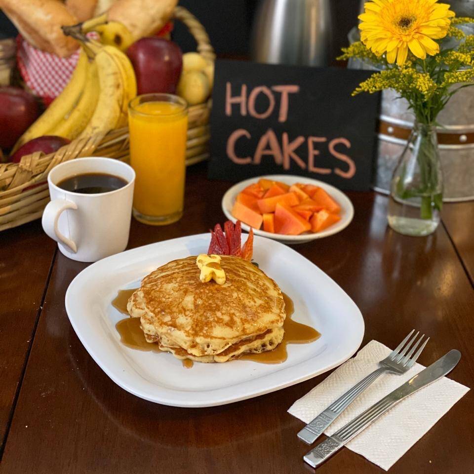 HOT CAKES (INCLUYEN NÉCTAR, FRUTA Y CAFÉ O TÉ)