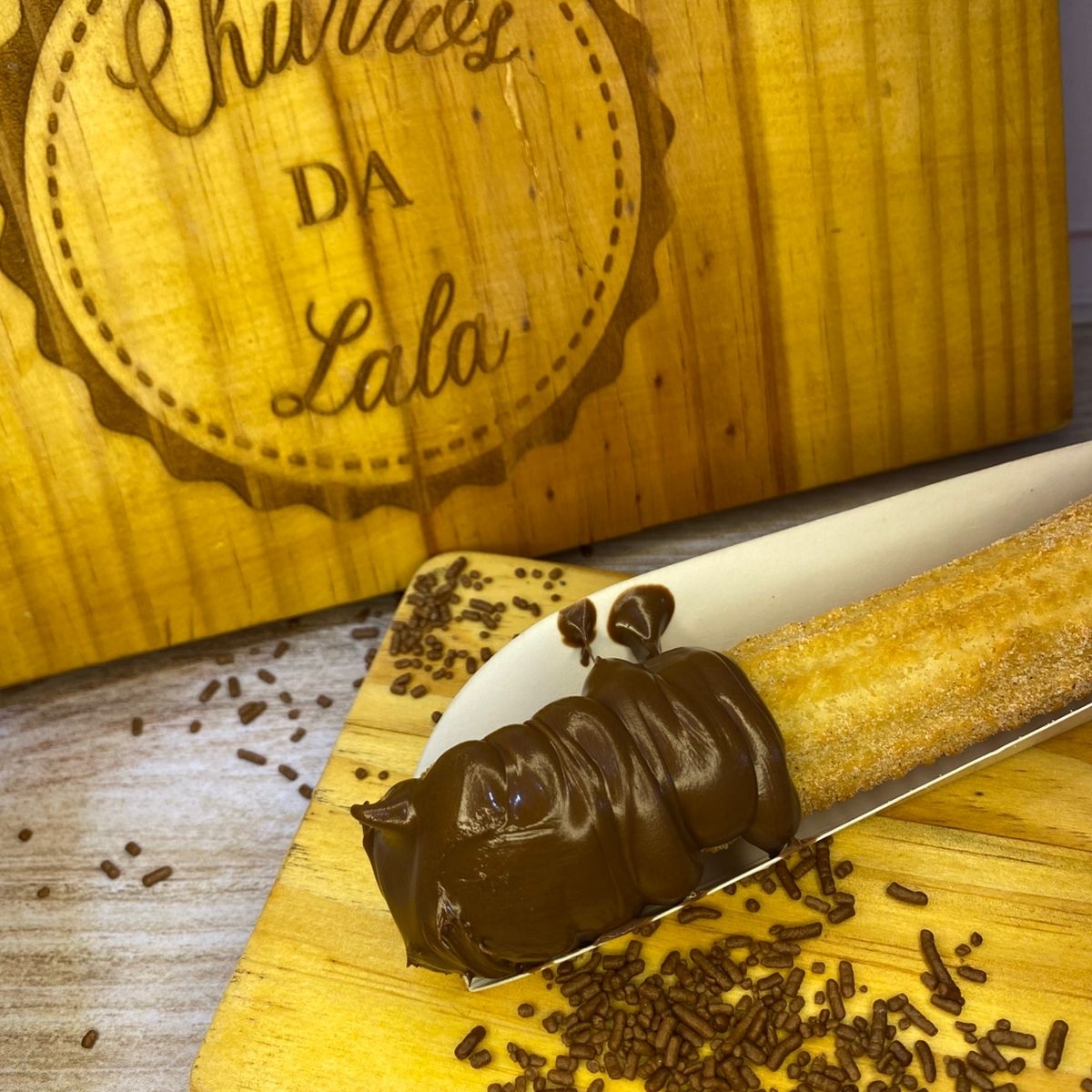 massa fresca, artesanal, feita todos os dias, bem fritinho e crocante, envolvido em açúcar e canela, com um delicioso recheio cremoso de nutella original.