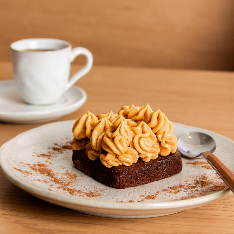 Brownie Zenda sem glúten, sem lactose e sem açúcar. Finalizado com doce de leite.