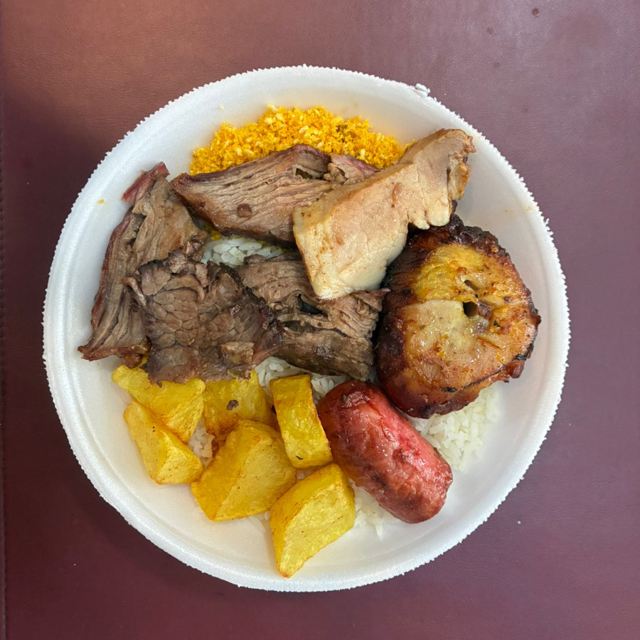 Arroz, feijão, batata, farofa, frango, linguiça e carne de churrasco.