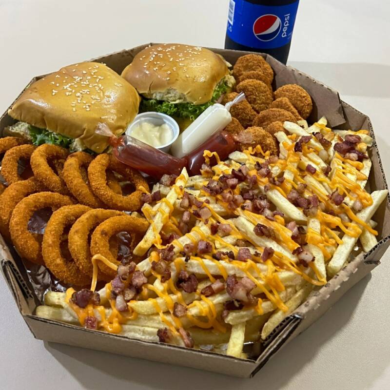 2 X-Burguer + Batata Frita + 10 Anéis De Cebola Fritos + 10 Nugget + Bacon Com Chedda + 1 Refrigerante Litro