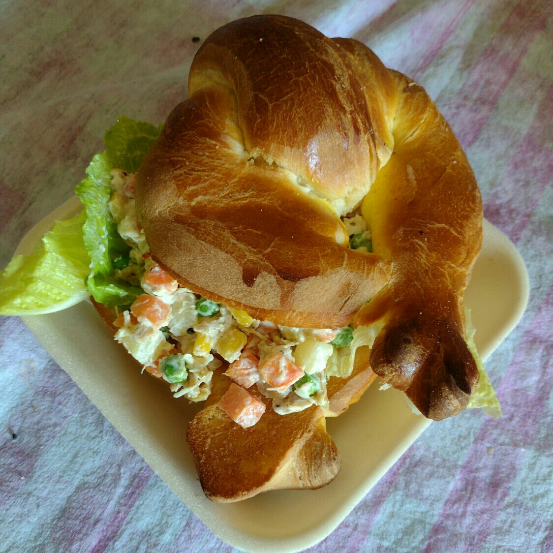 Cruosant de Pollo en Ensalada Rusa