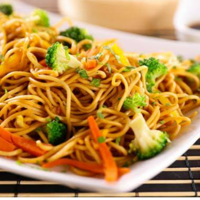 Yakisoba Vegetariano 🥦🍜 Uma explosão de sabores e cores! Macarrão oriental salteado na wok com um mix de legumes frescos — brócolis, cenoura, repolho, couve e cebola — envoltos em um delicioso molho oriental especial da casa. Leve, nutritivo e cheio de sabor em cada garfada! 🌿✨