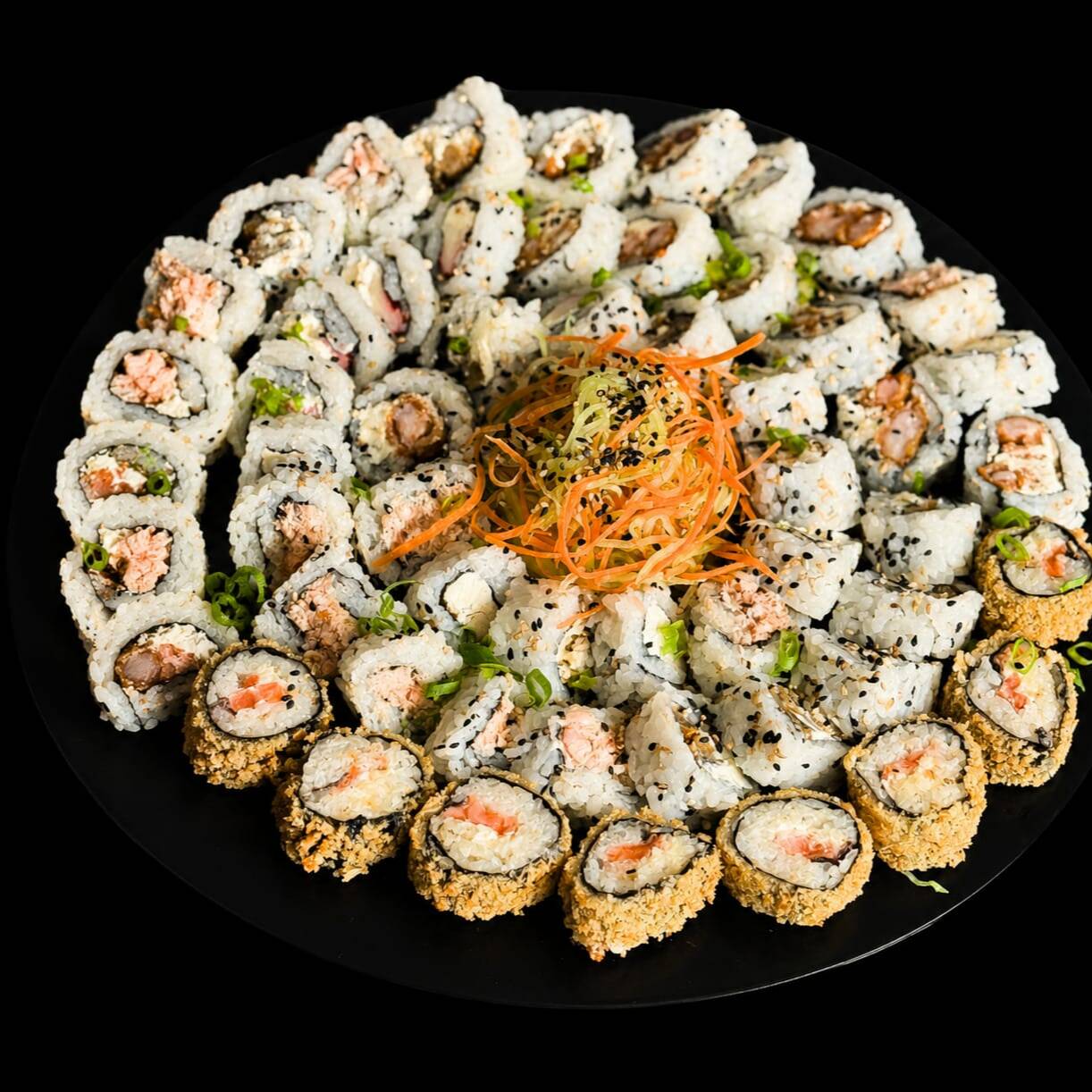 COMBO TSUNAMI: 10 cariocas de salmão, 10 Uramaki de skin, 10 Uramaki de Grelhado, 10 uramaki de kani e 10 uramaki de camarao empanado. Acompanha 3 sachês de shoyu, 60ml de teriyaki e 2 hashis. Sabor e frescor em cada pedaço!)