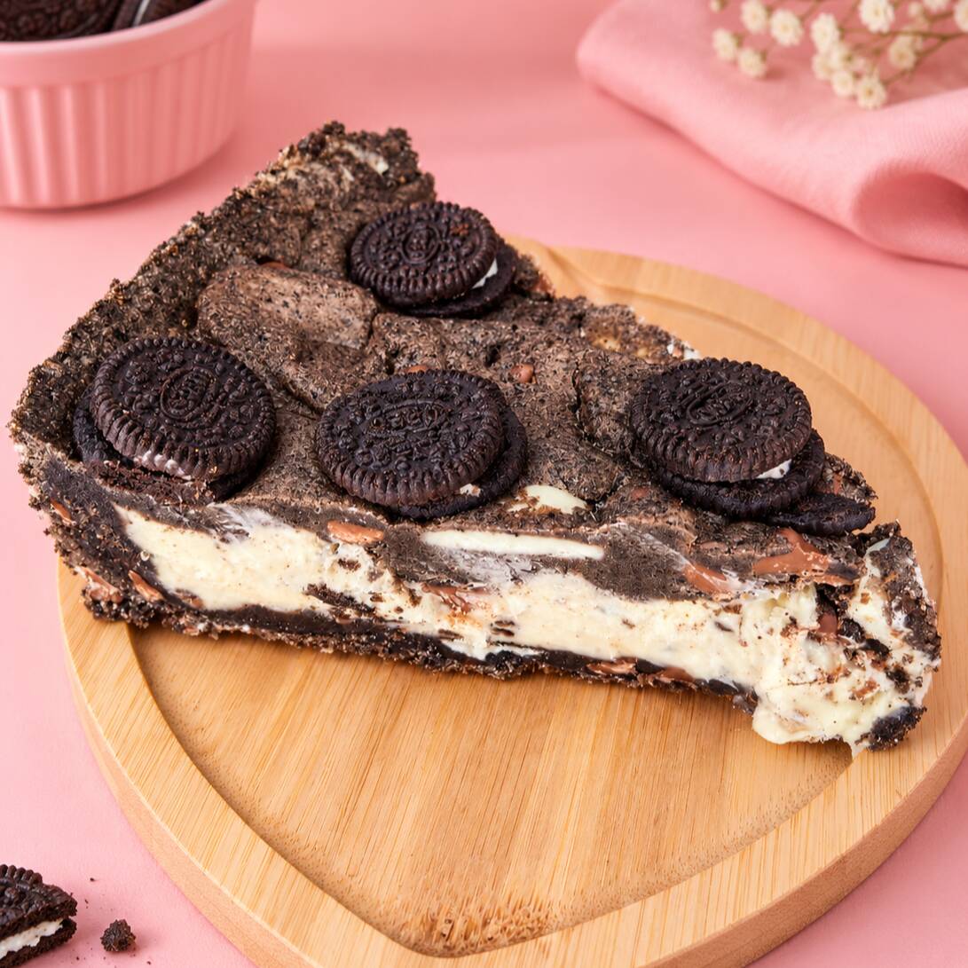 Torta Cookie Oreo - massa com cacau Black, gotas de chocolate ao leite e branco, recheio de Oreo e finalização com mini Oreo em cima