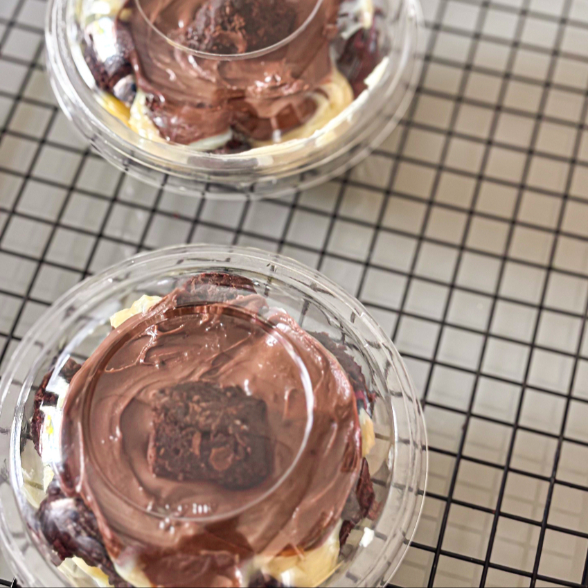 PEDAÇOS DE BROWNIE AFOGADO EM MUITO RECHEIO DE NINHO E CHOCOLATE COM NUTELLA NO TOPO