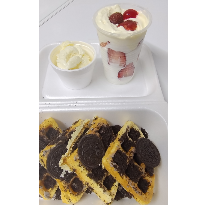 Waffle Oreo + Fresas con crema