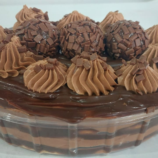 Delicioso Pavê de Brigadeiro, com camadas de biscoito maizena e um recheio de brigadeiro cremoso, combinado com uma maravilhosa mousse de chocolate meio amargo. Finalizado com 3 brigadeiros Gourmet, peso aproximado 750g.
