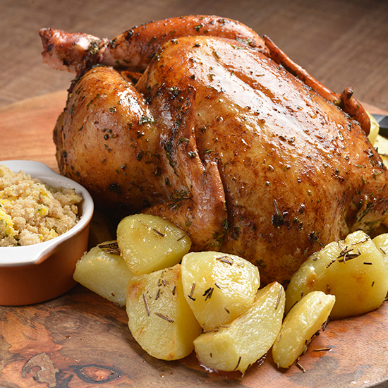 Frango Assado, acompanhado de Batata Calabresa, Farofa, Molho a Campanha, Porção de Arroz e Porção de Batata Frita.