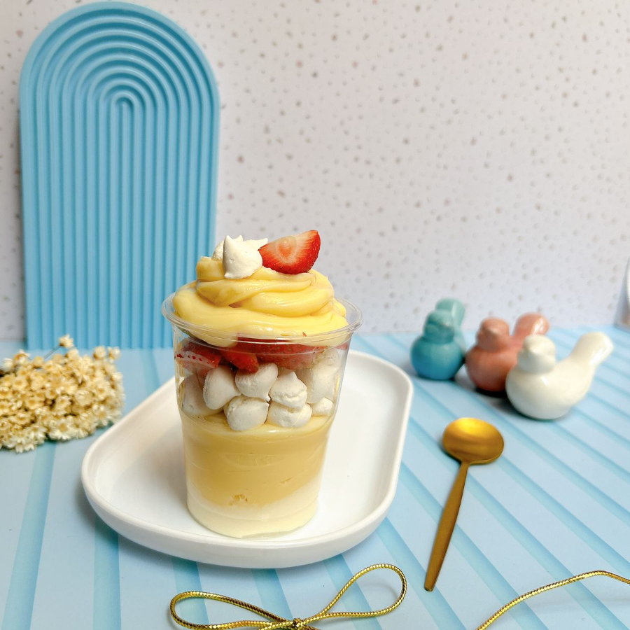 Camadas de creme de Ninho, brigadeiro de Ninho, deliciosos suspiros artesanais crocantes, com morangos frescos.