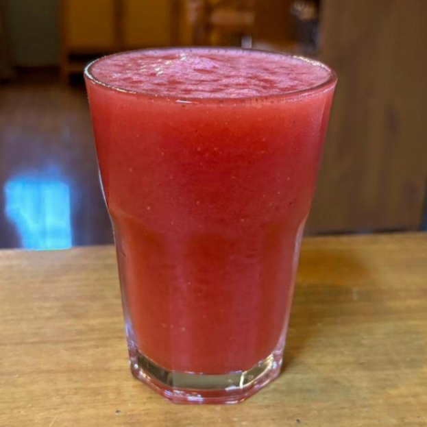 Suco feito com morangos inteiros congelados. 300ml