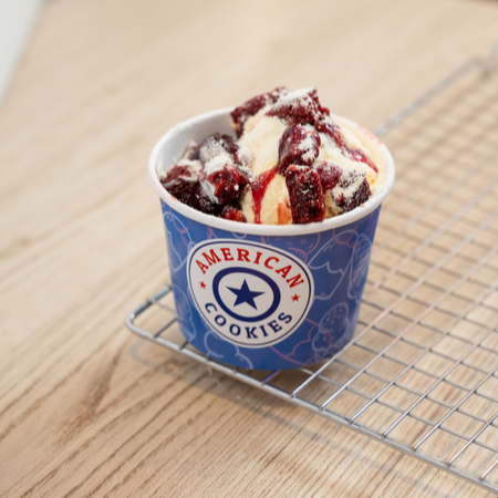 American Flurry - Red Velvet é uma deliciosa combinação de sorvete de creme, pedaços de cookie de Red Velvet e um toque irresistível de Calda de Frutas Vermelhas finalizado com leite em pó.