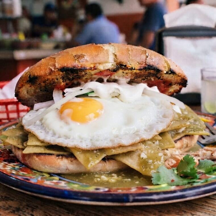 Torta de Chilaquiles con Huevo
