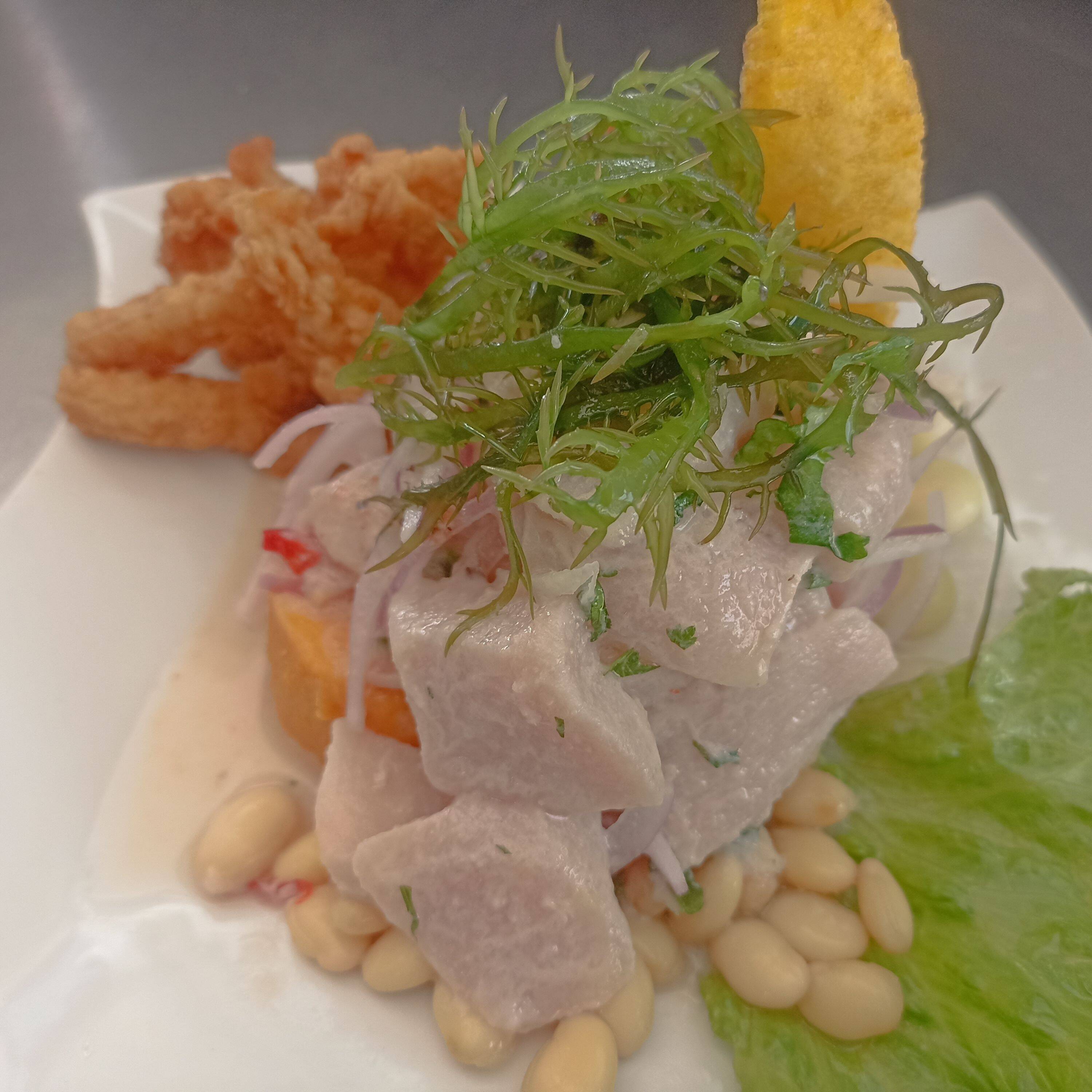 Ceviche de Pescado con Chicharrón de Pota
