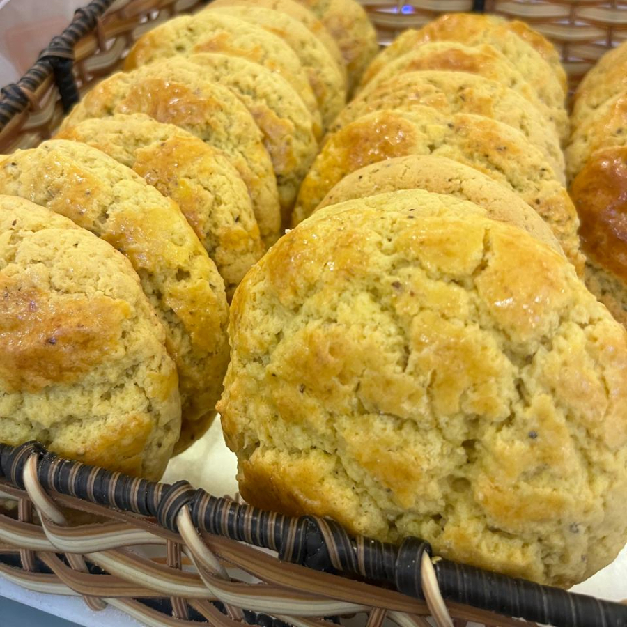 Tradicional e irresistível, nossa broa de Caxambu é macia por dentro, levemente crocante por fora e preparada com aquele sabor caseiro que lembra o interior. Perfeita para acompanhar um café fresquinho ou um lanche da tarde especial.