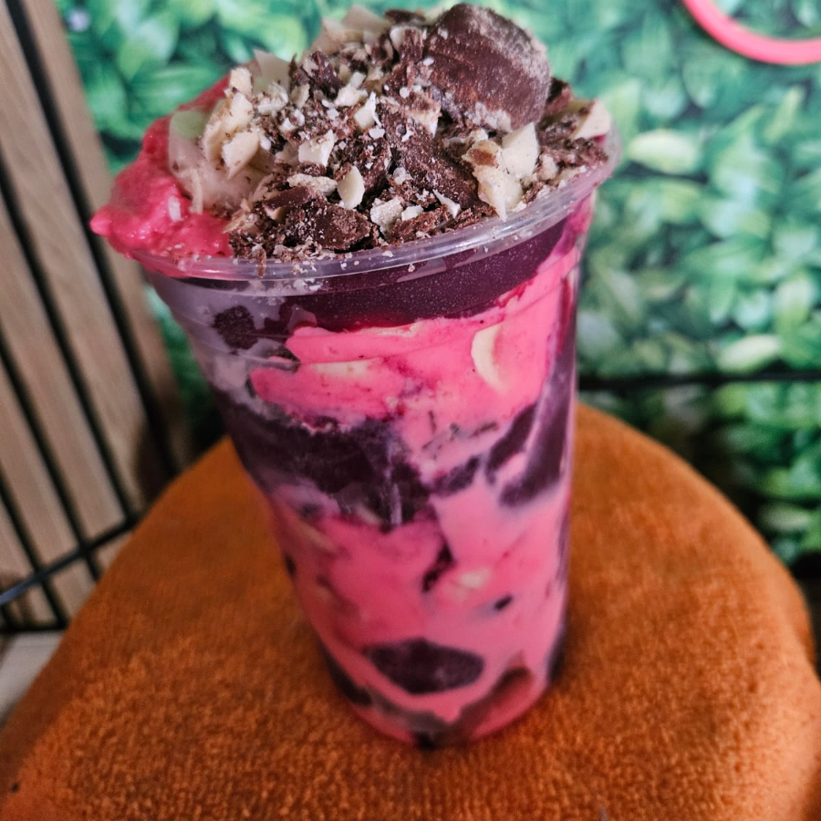 Açaí cremoso com mousse de morango, banana e ouro branco no copo de 400ml