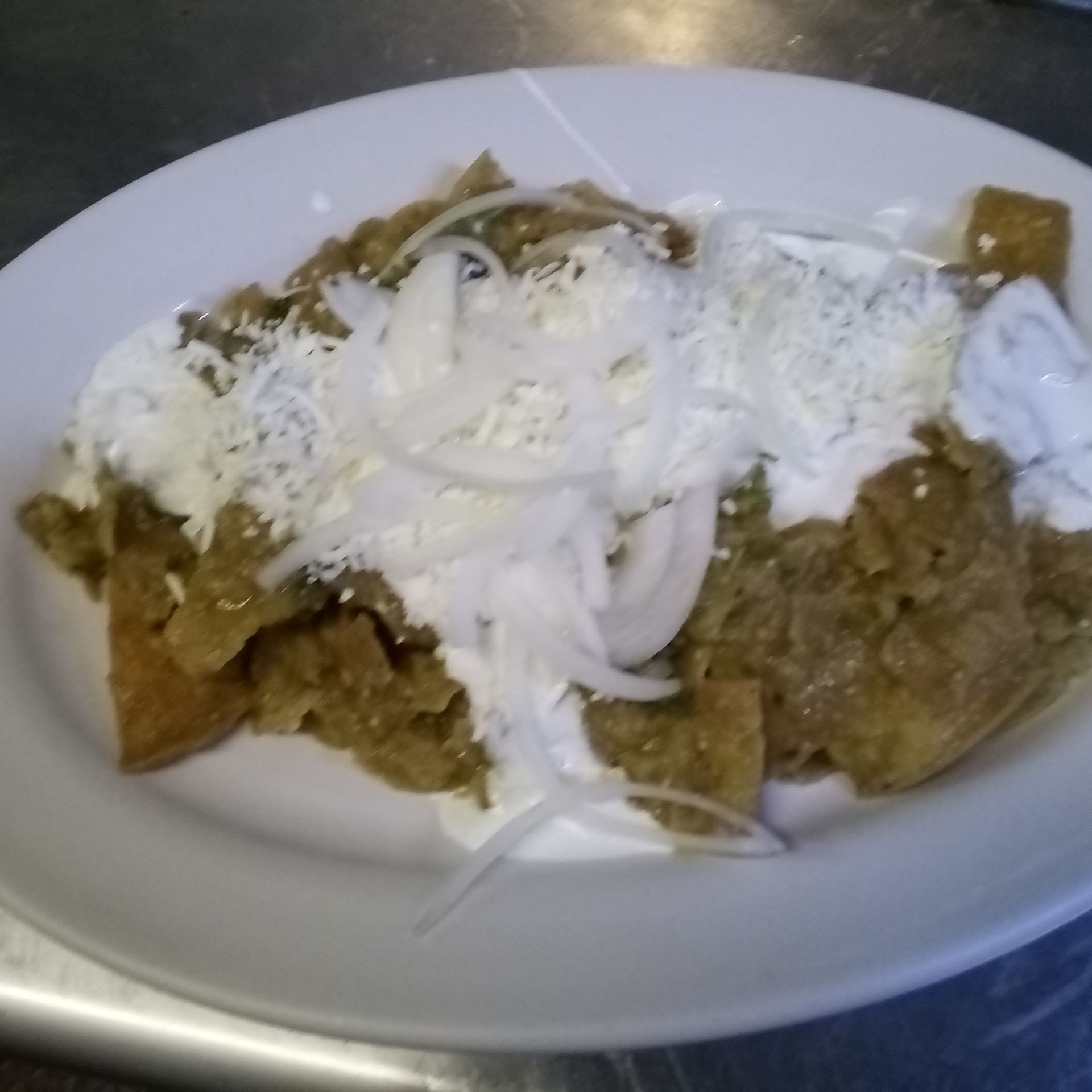 Chilaquiles con Crema y Queso