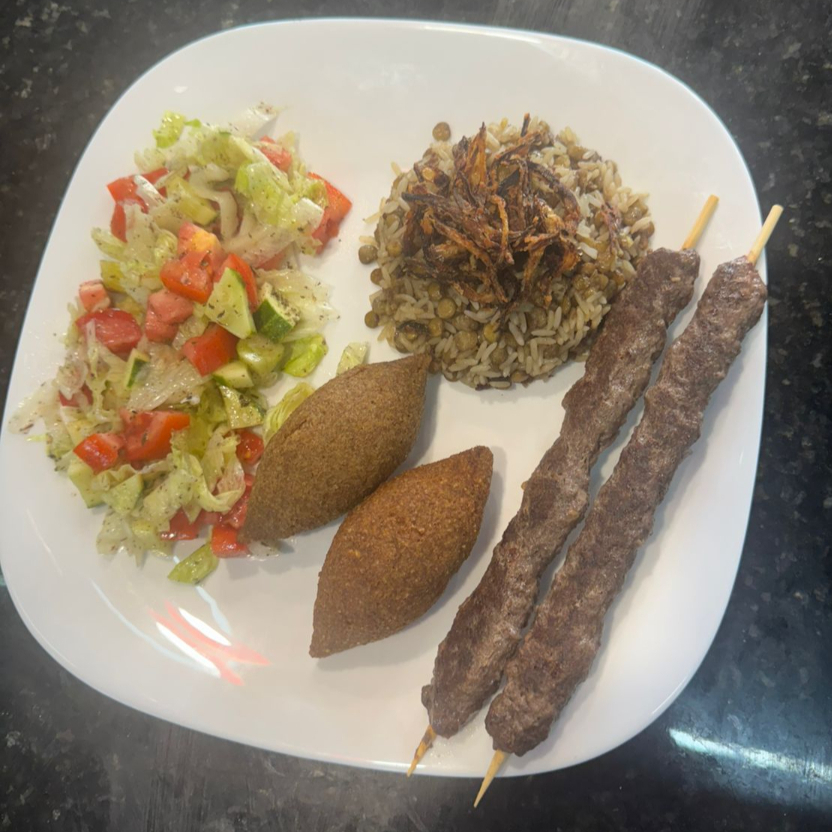 mjadara (arroz com lentilha )com cebola frita ,2 espetinhos de kafta , 2 kibe frito , salada