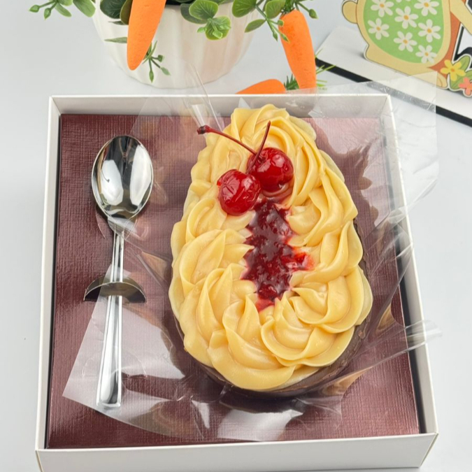 Ovo de colher 250G, casca de ovo de chocolate preto com recheio de ninho e geléia de morango, 2 cereja para finalizar.