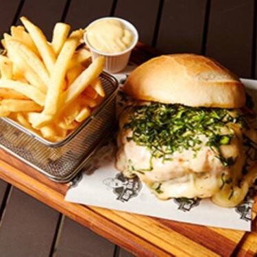 Pão francês, burger de calabresa 180g, mussarela, ovo frito e crispi de couve. Acompanha batata palito e maionese de alho.