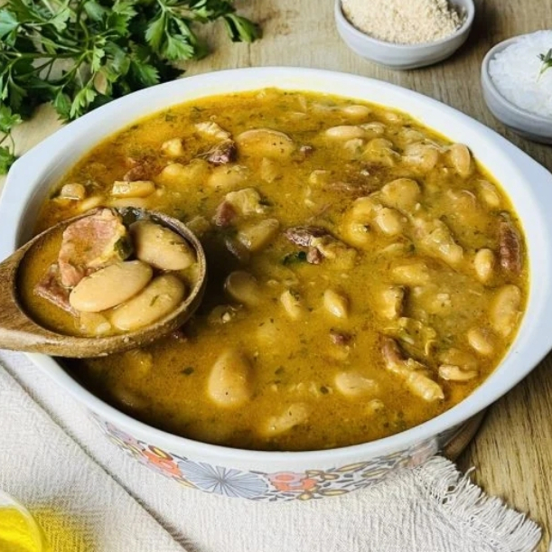 Fava saborosa, feita com ingredientes de qualidade e entregue rapidinho. Um prato completo, farto e cheio de sabor! Preparado com ingredientes selecionados, frescos, é a escolha ideal para quem quer matar a fome de verdade. Uma combinação irresistível e muito sabor em cada garfada. Serve até duas pessoas. Cortesia da casa: farofa e vinagrete, quando disponíveis. Serve até duas pessoas.