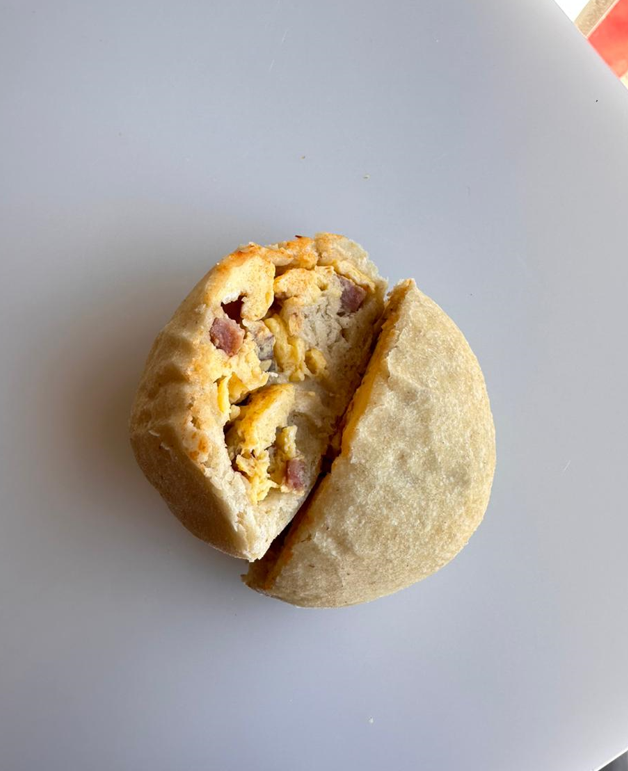 Kolache Huevo con Salchicha Ahumada