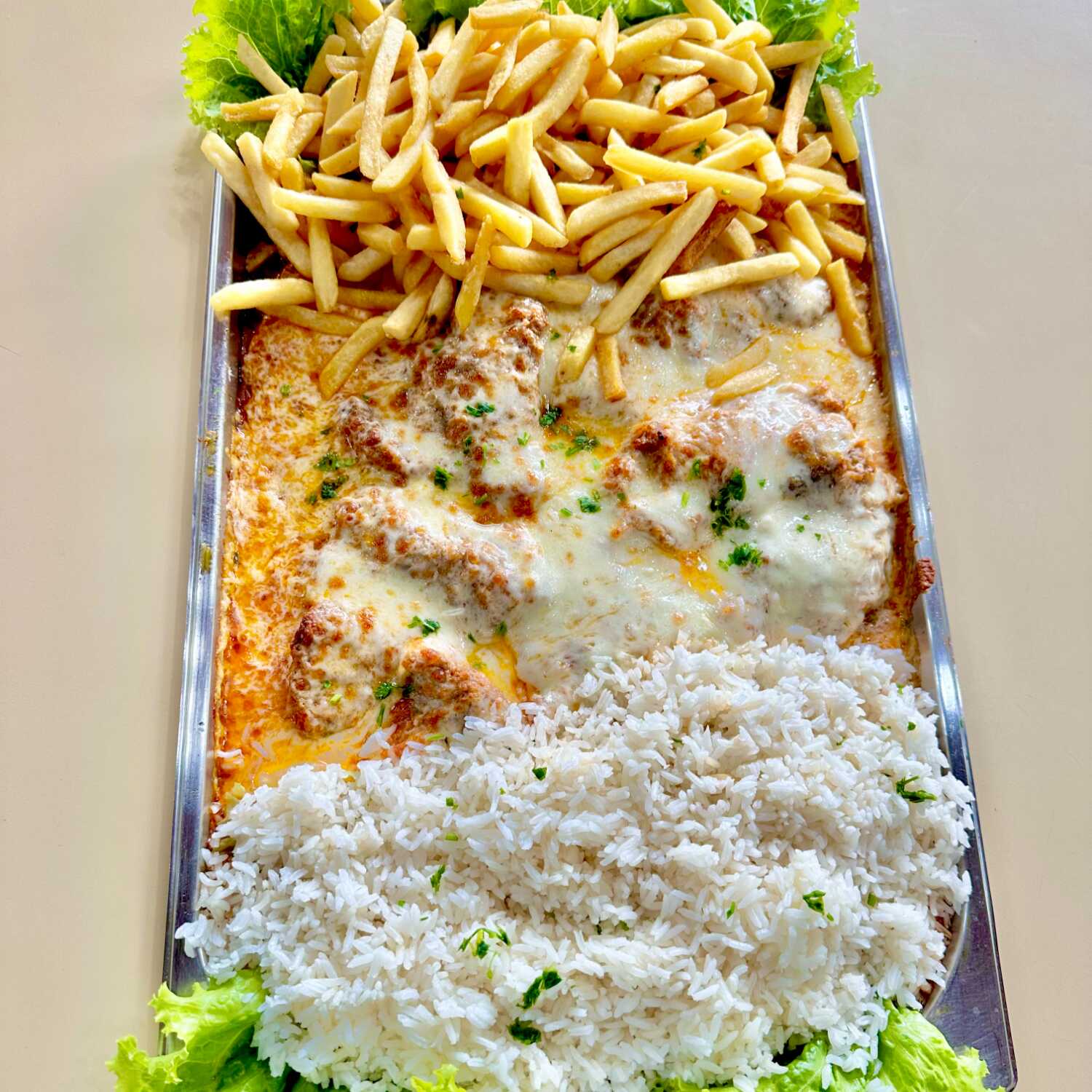 Acompanha arroz e fritas
