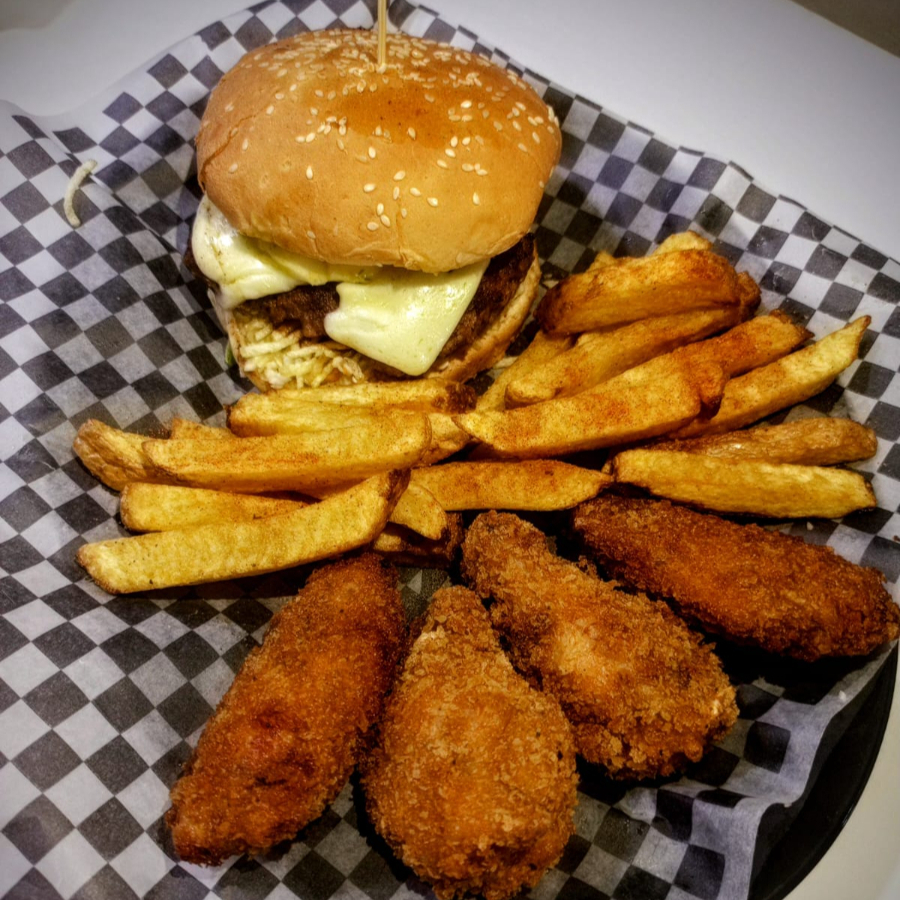 Hamburguesa Clasica + 4 Alas + Papas