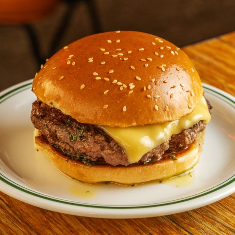 Combo contendo 2 unidades de X Burguer, preparado com deliciosa carne de hamburguer grelhada no fogo, queijo derretido e molho especial.
