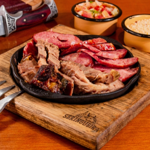 São 500g de cortes suculentos de churrasco (Cupim, Fraldinha e Linguiça) Acompanha vinagrete e farofa.