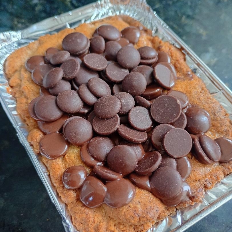 180g
O seu doce favorito no formato perfeito para comer de colher! Nossa autêntica massa de cookie americana — crocante por fora e super macia por dentro — assada diretamente na marmitinha e transbordando com um recheio generoso de creme de avelã. É a sobremesa perfeita para presentear, levar para qualquer lugar ou simplesmente abrir e mergulhar a colher naquele recheio cremoso que rende o story perfeito. Um aconchego em forma de doce!
Assada na hora, vai quentinha.