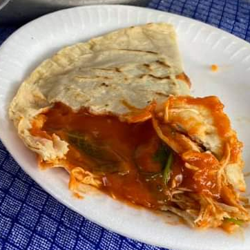 Empanada Grande de Amarillo con Pollo.