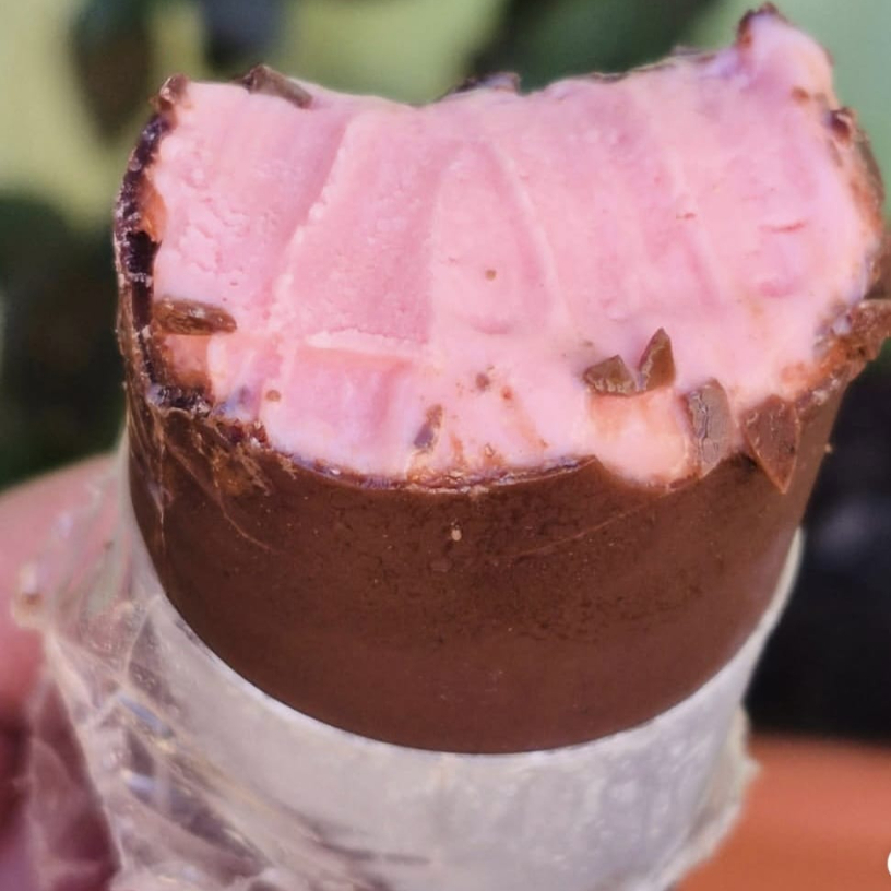 Delicioso Geladinho de Morango com Casquinha de Chocolate