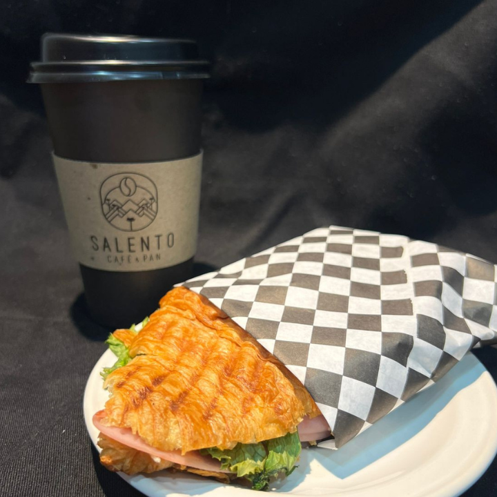 Café 16 Oz + Croissant sandwich