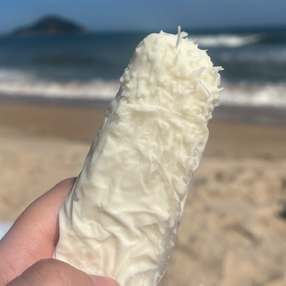 O mais cremoso do mundo! Feito sem água com MUITO coco em flocos e pra quem ama coco essa delícia é irresistível! Peça o seu agora mesmo! Tam aproximado 14 cm comprimento e 6 cm largura