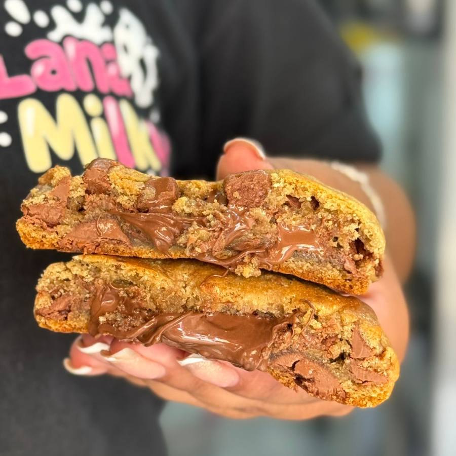 maravilhoso Cookie feito aqui na loja , com chocolate ao leite e trufado com nutella
