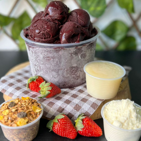 Creme de açaí sabor morango, super cremoso e refrescante! Pote de 1 litro acompanhado de granola, leite em pó e leite condensado em potinhos separados.