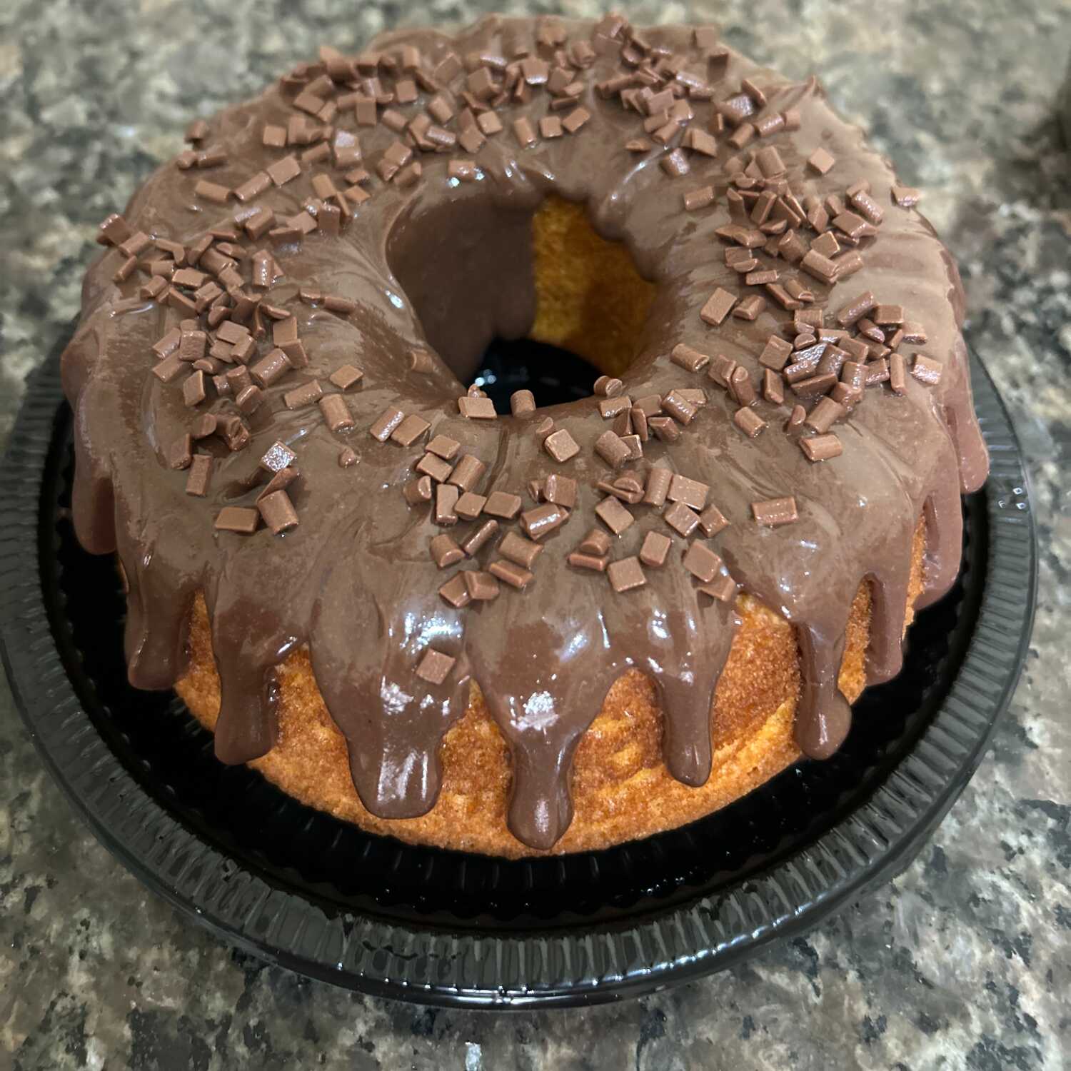 bolo de cenoura com cobertura de chocolate e granulado.