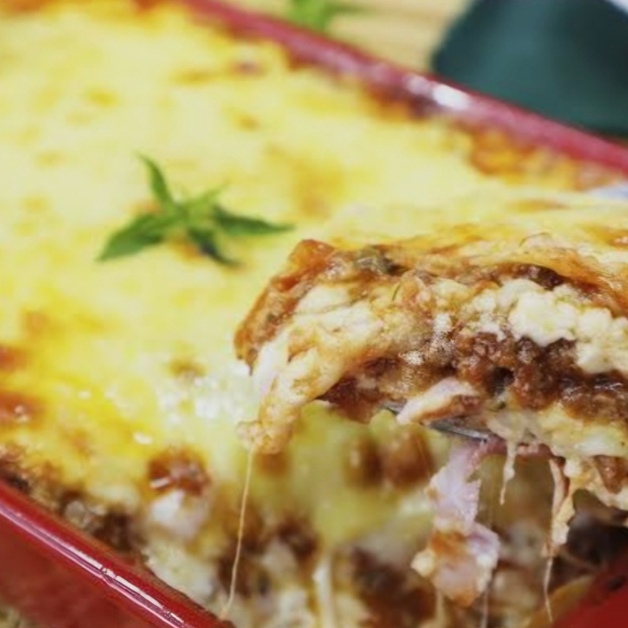 Imagine uma massa suave e macia, delicadamente coberta com um molho Bechamel caseiro, rico e encorpado, que contém pedaços suculentos de carne moída temperada com ervas frescas e especiarias. Agora, imagine um generoso acréscimo de queijo e presunto. Essa é a nossa lasanha à bolonhesa, uma deliciosa combinação de sabores e texturas que vão deixar você com água na boca. Cada mordida é uma experiênc